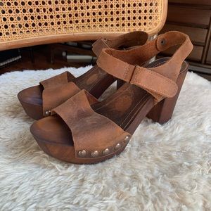 Heeled platform leather sandals size 6.5